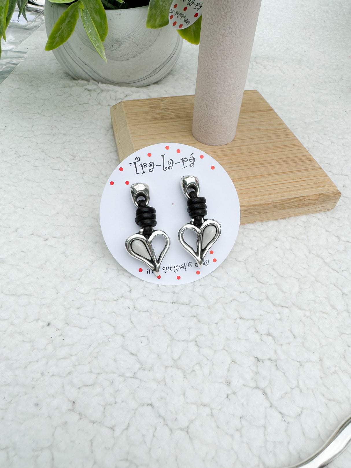 Tra-la-ra hanging earrings