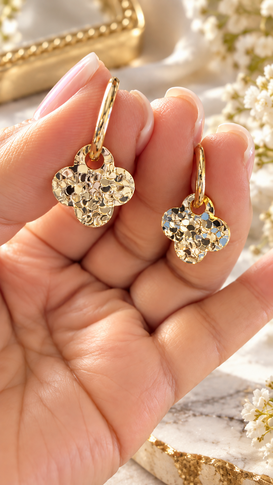 Clara clover huggie