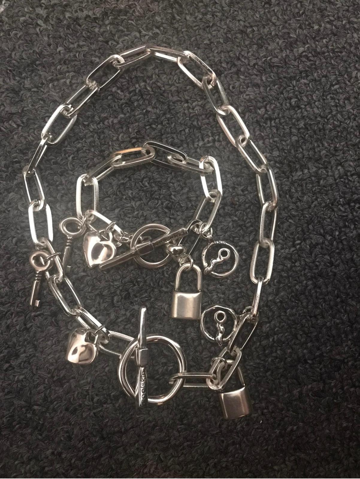 Coolskin necklace with charms (Sacha)